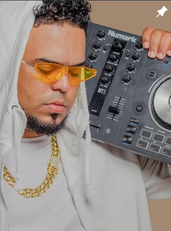 DJ Joel con su consola